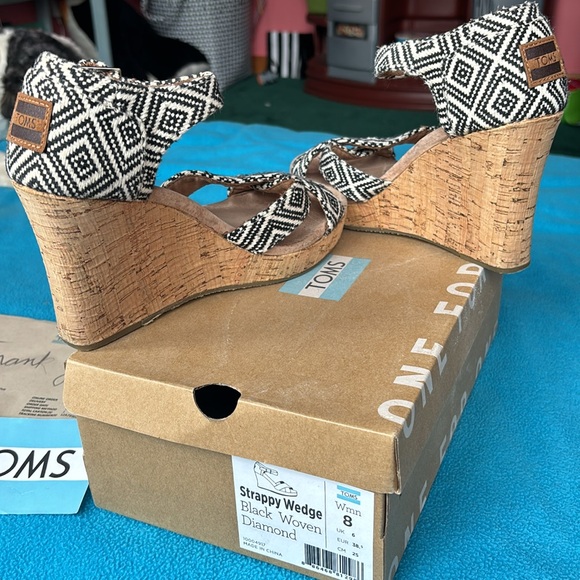 TOMS women strappy wedge black woven diamond EUC size 8 - Picture 4 of 5